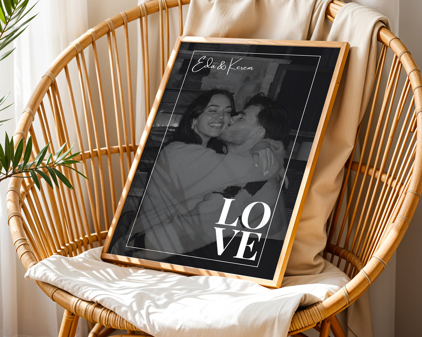 Kişiye Özel Poster – Fotoğraflı Modern LOVE Tasarımı – Baskılı & Çerçeveli Duvar Dekoru
