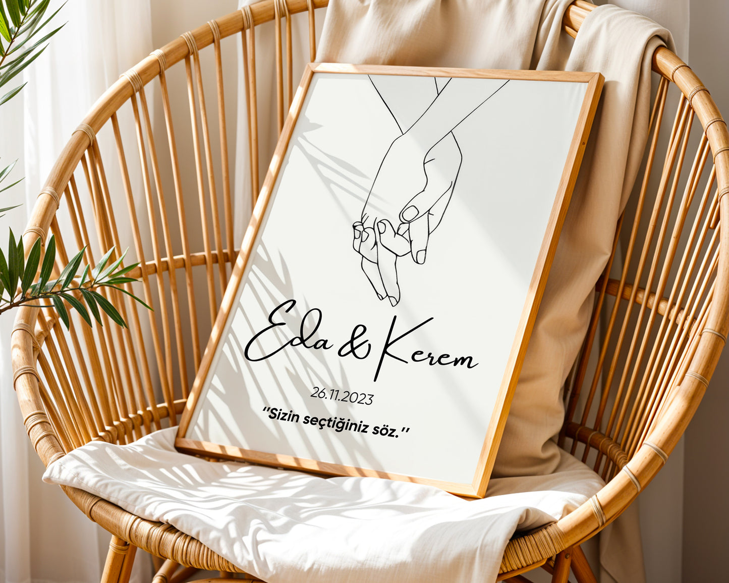 Kişiye Özel Poster – İsim, Tarih ve Sözlü Minimal Çift Çizimi – Baskılı & Çerçeveli Duvar Dekoru