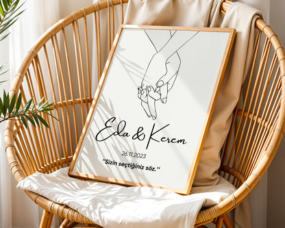 Kişiye Özel Poster – İsim, Tarih ve Sözlü Minimal Çift Çizimi – Baskılı & Çerçeveli Duvar Dekoru