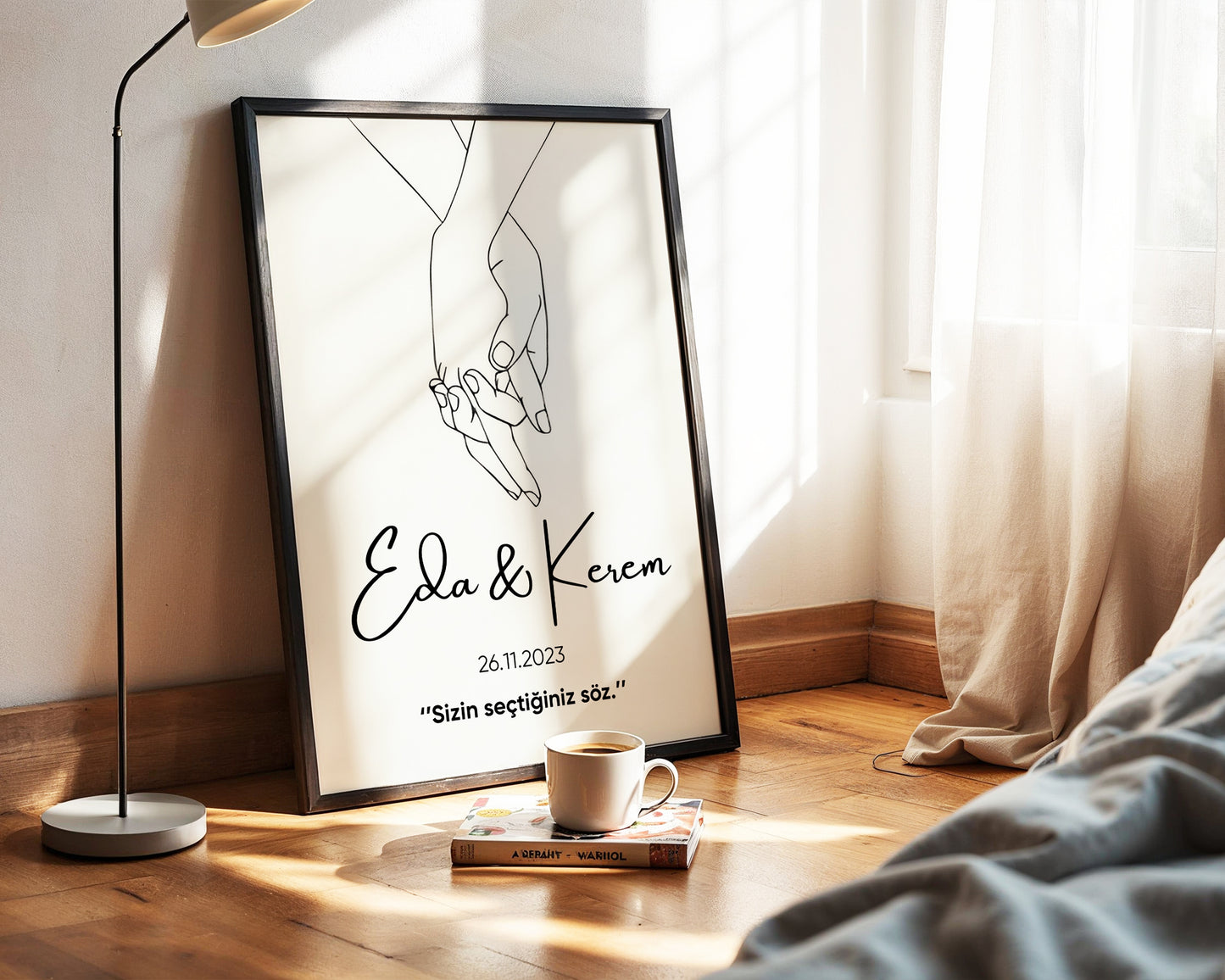 Kişiye Özel Poster – İsim, Tarih ve Sözlü Minimal Çift Çizimi – Baskılı & Çerçeveli Duvar Dekoru